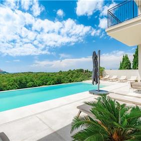 Luxury 4-Bedroom Villa with generous sized Infinity Pool near Buje, Istria. Sleeps 8